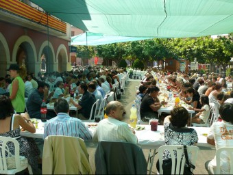 La Fira de Sant Bartomeu d'Artesa sempre inclou un dinar popular. Amb meló, per suposat. ARXIU