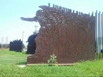 Monument que Antoni Miró va concebre per l'entrada de Gandia. ACN