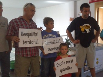 Els pares i alumnes de l'escola i institut Els Planells van protestar ahir al consell de la Noguera ACN