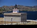 Un camí de ronda passa pel far de s'Arenella, situat entre el Port de la Selva i Llançà M. LL