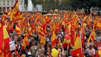 Nombroses banderes a la plaça de Catalunya, el passat 12 d'Octubre, en favor de la unitat d'Espanya