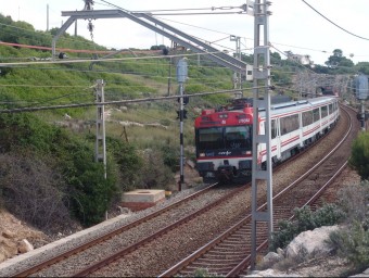 Un tren de Rodalies arribant a l'estació de Vilanova i la Geltrú, en una imatge d'arxiu LAURA MARÍN