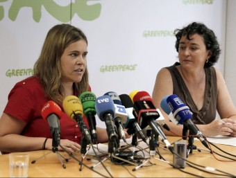 La responsable de costes de Greenpeace, Pilar Marcos (e) i María José Caballero, responsable de campanyes, durant la presentació de l'informe aquest dijous a Madrid EFE