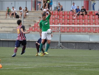 Albert Virgili , pressionat per dos jugadors del Júpiter, en la pretemporada IRIS SOLÀ