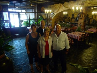 En Josep Maria i la Maria , en primer terme, amb els fills, al menjador de l'Hostal La Granota. NURI FORNS