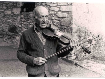 Pere Sala, conegut com en Peret Blanc i el seu inseparable violí, en una imatge de 1980. EL PUNT AVUI