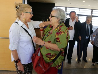 Teresa Gimpera i Colita, grans amigues d'Oriol Maspons, se saluden a la sortida del funeral QUIM PUIG