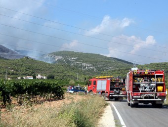 Camions de bombers dirigint-se a la zona de l'incendi ACN