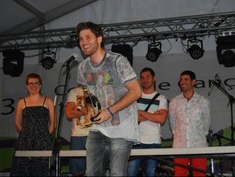 El guanyador, dirigint-se al públic després de rebre el primer premi del concurs de Salitja. NARCÍS SIMON