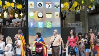 Una cadena humana va enllaçar , ahir, les places de Gràcia coincidint amb les festes del barri barceloní JOSEP LOSADA