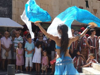 Una dansarina fa uns balls al Mercat Medieval de l'any passat. EL PUNT AVUI