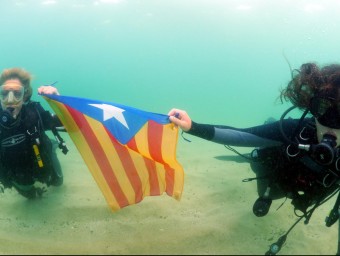 Dues submarinistes sostenen una estelada a sota l'aigua, aquest dissabte a Mataró