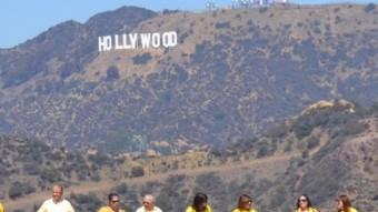 Cadena humana a Los Angeles, a Califòrnia, davant de la mítica imatge de Hollywood, diumenge passat EL PUNT AVUI