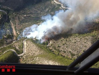 El foc sobre la TV-7411al Pont de Berús. A Riba-roja es van cremar 3 hectàrees BOMBERS