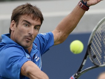 Tommy Robredo torna una bola en el seu debut contra Matosevic EFE / JOHN G. MABANGLO