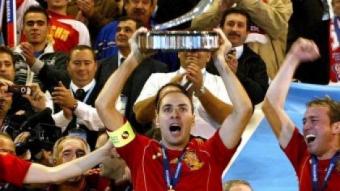 Javi Rodríguez alça el trofeu de campions d'Europa. EFE