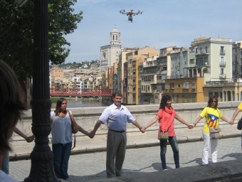 El ‘drone', ahir en el rodatge de la via al Pont de Pedra de Girona J. FERRER