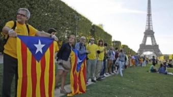 Catalans residents a París formen una cadena humana per la independència, aquest dilluns al voltant de la Torre Eiffel EFE