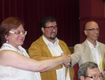 Els tres signants del pacte de govern d'Arenys de Munt, d'esquerra a dreta: Àngels Castillo (PSC), Alfons Molons (CiU) i Joan Rabasseda (ERC). T.M