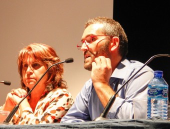 L'alcaldessa i l'autor en la presentació del llibre. EL PUNT AVUI