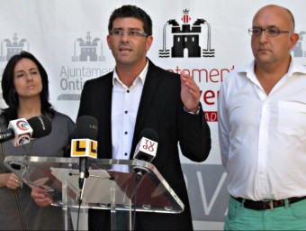 Jorge Rodríguez acompanyat de Josep Francés i Rebeca Torró. EL PUNT AVUI
