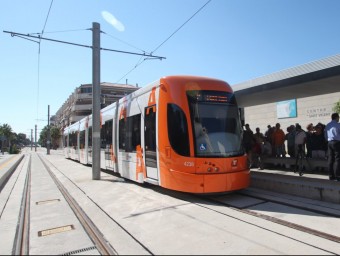 Unitat de la línia 2 del TRAM d'Alacant. EL PUNT AVUI