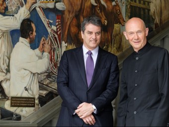 Roberto Acevedo, esquerra, nou director general de l'OMC i el seu predecessor, Pascal Lamy.  ARXIU