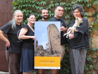 L'equip organitzador de La Muga Caula, amb el cartell de l'edició d'aquest any LA MUGA CAULA