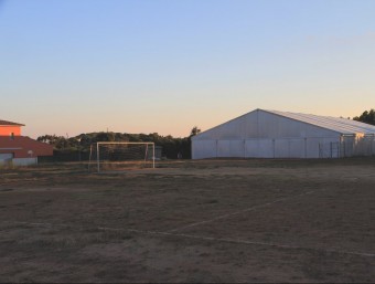 L'envelat de Vall-llobrega, al fons, i en primer terme el camp de futbol municipal i un dels habitatges que queden més propers E.A