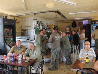 Interior del bar de Cal Forner de Rellinars, ple de caçadors ahir al migdia mentre el 23% de la població es dirigia a la Via Catalana J.A
