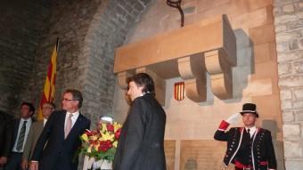 Artur Mas, amb l'alcalde de Ripoll, al moment en què van dipositar un ram de flors als peus de la tomba de Guifré el Pelós, al monestir de Ripoll. J.C