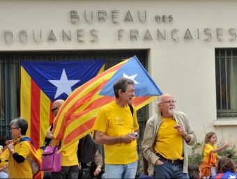 La Via Catalana davant les antigues duanes franceses al Pertús EL PUNT