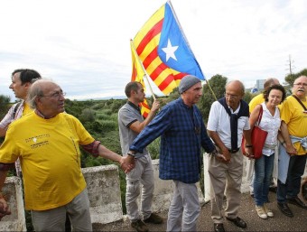 Lluís Llach i Carles Santos a la Via Catalana que unia el País Valencià. JAUME SELLART - EFE