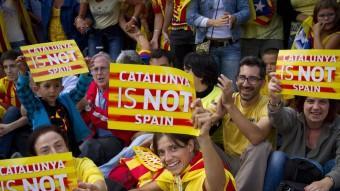 Participants en la Via Catalana, al seu pas per Barcelona ALBERT SALAMÉ