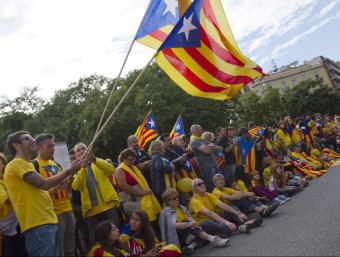 Un grup de gent va participar en la Via Catalana per la independència el passat 11 S.  ALBERT SALAMÉ