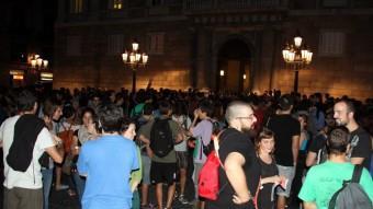 Assistents a la concentració en suport de la vaga de mestres a les Illes Balears, aquest dilluns a la plaça de Sant Jaume de Barcelona ACN