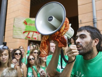 Un manifestant parla per un megàfon durant la protesta de la comunitat educativa davant el Parlament Balear, aquest dilluns a Palma EFE