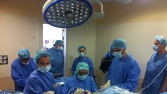 El doctor Pedro Guillén en un moment de la intervenció que va transmetre al món amb les ulleres de Google des de la clínica Cemtro de Madrid EPA