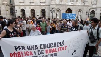 Manifestació de suport a la vaga dels mestres de les Illes Balears contra Bauzá, dilluns a la plaça de Sant Jaume, a Barcelona ORIOL DURAN