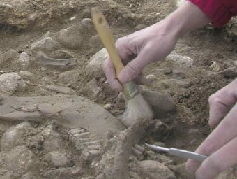 Arqueòlegs treballant en el jaciment de la Serra del Mas Bonet de Vilafant ARXIU