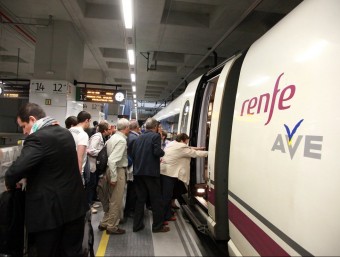 Passatgers pujant a un TAV a Girona. El trajecte amb França durarà sis hores i 25 minuts des de Barcelona. J. SABATER