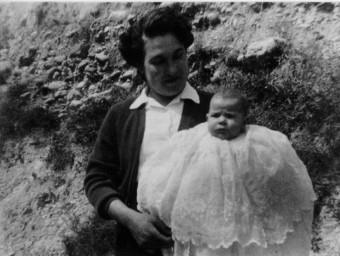 Montserrat Sala i la seva filla, Maria Mercè, el 1955, en una foto del llibre EL PUNT AVUI