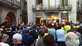 Alguns dels assistents a la concentració que es va fer ahir a la plaça del Vi de Girona.