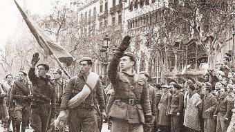 Soldats fent la salutació feixista, durant la 