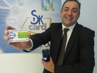 El director general d'Akrocard, Lluc Noëlle, amb la Safe Keeper Card® mobile. AKROCARD /LLUÍS BRUGUERA