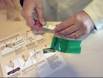 El kit de proves que es fa servir per detectar la presència de sang a la femta. J.L