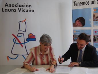Instant de la signatura entre l'Associació i el representant de l'obra Social. EL PUNT AVUI