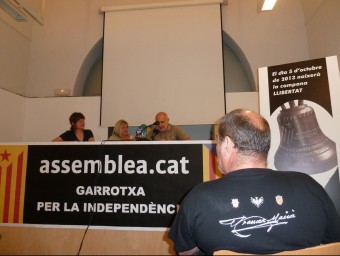 Toia Codina i la periodista Mariona Comellas, durant la presentació de la festa independentista “Quatre barres i una estrella”, ahir a l'Hospici d'Olot. J.C
