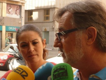 Mireia Mollà i el responsable de Medi Ambient de Compromís per Elx, Vicent Sansano. EL PUNT AVUI