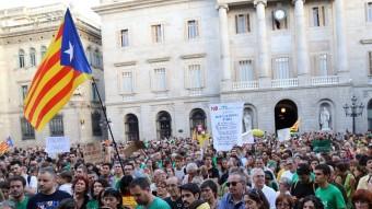 Aspecte de la concentració que sindicats i entitats van convocar ahir a la tarda a la plaça Sant Jaume per fer costat als mestres balears JUANMA RAMOS